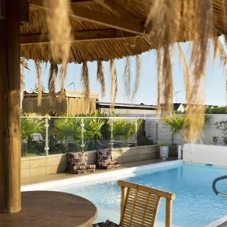 بيت للعطل With Garden, Air Conditioning, Pool *