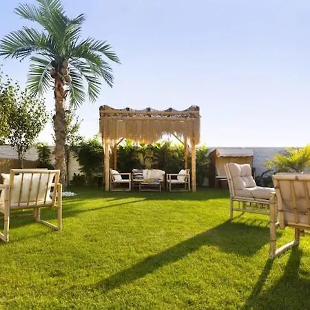 With Garden, Air Conditioning, Pool بيت للعطل